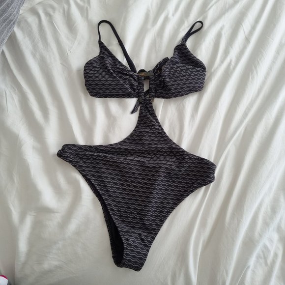 Tigerlily Maelys Sexy One Piece in Noir Size 10 and 14 - Picture 5 of 9